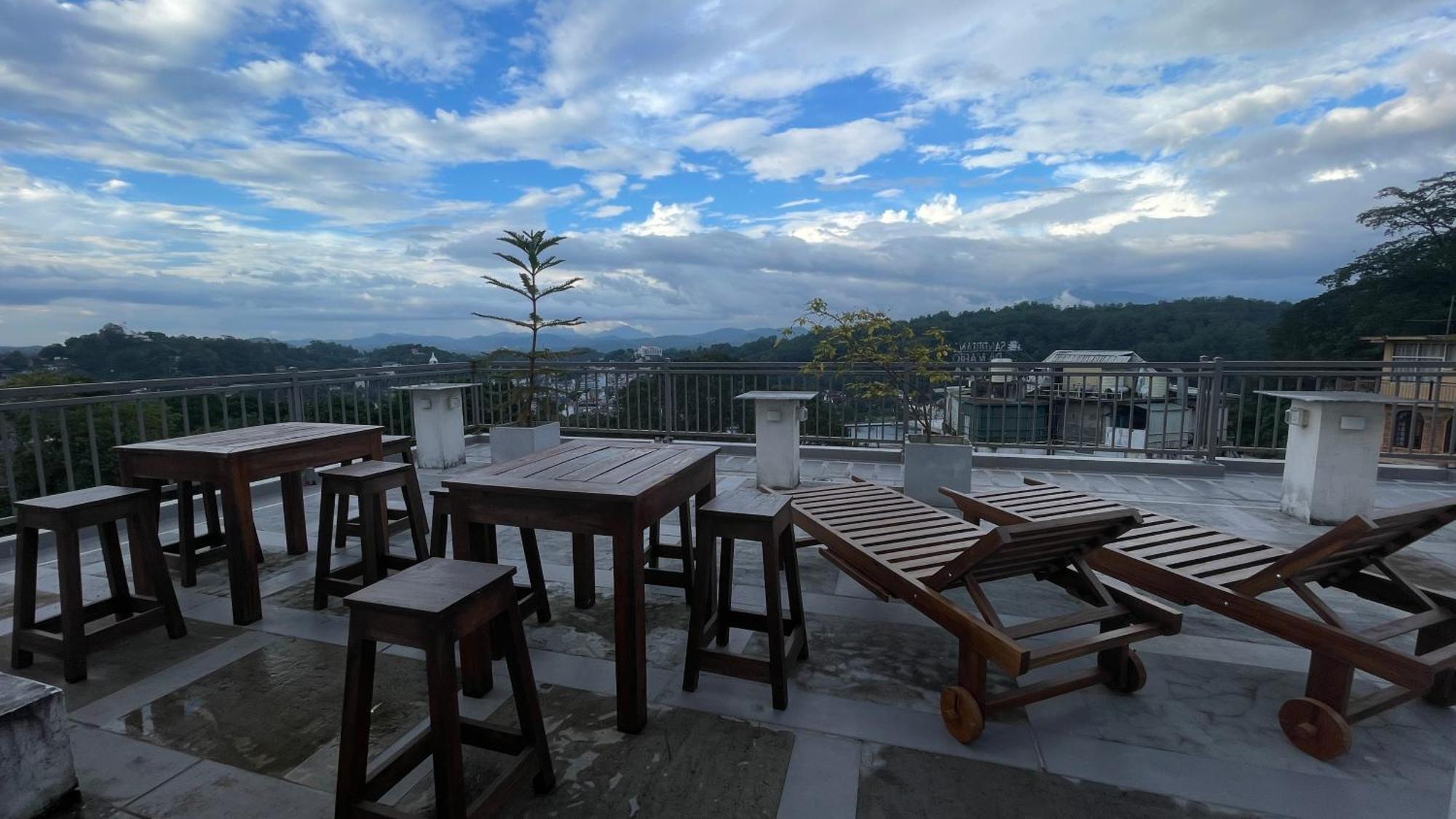 Sun Dove Suite Kandy Bagian luar foto