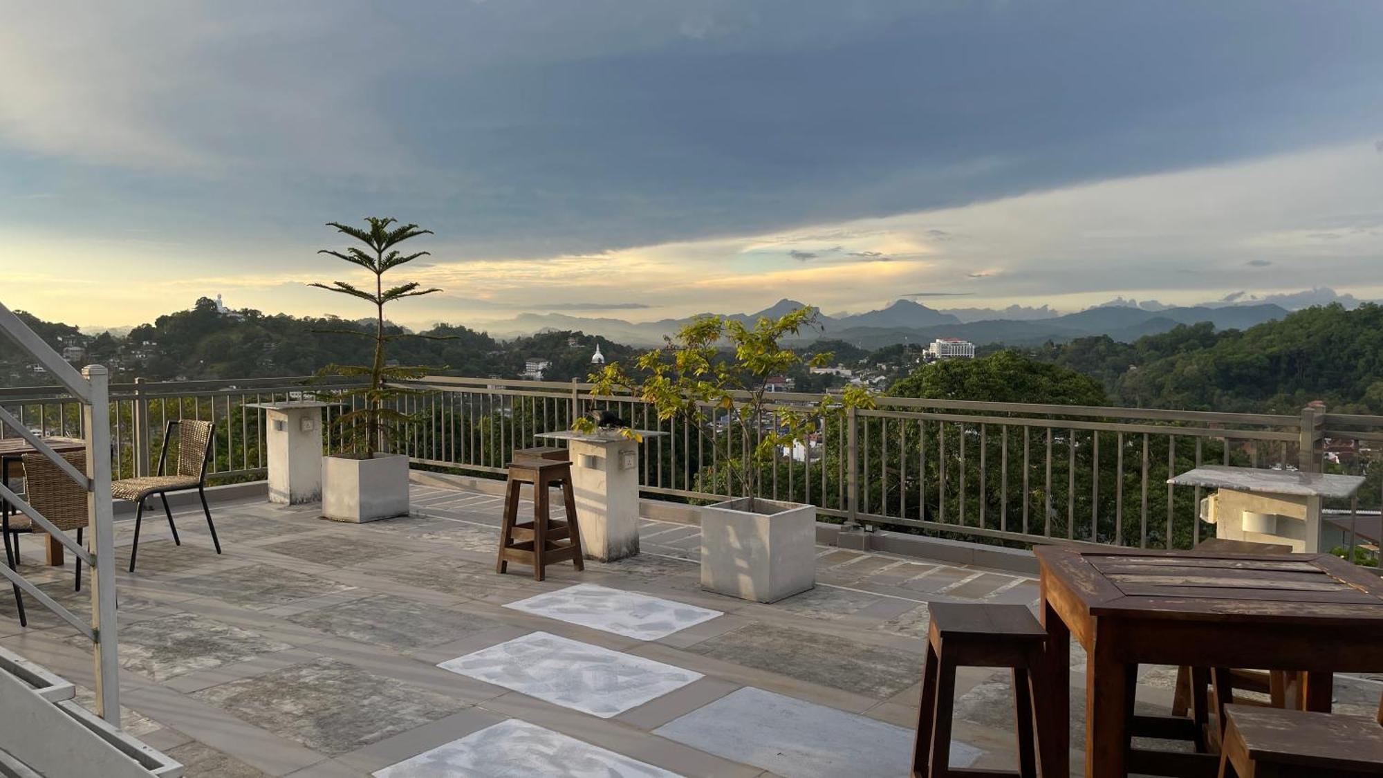 Sun Dove Suite Kandy Bagian luar foto