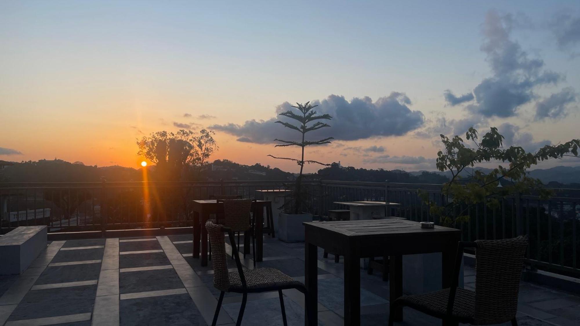 Sun Dove Suite Kandy Bagian luar foto